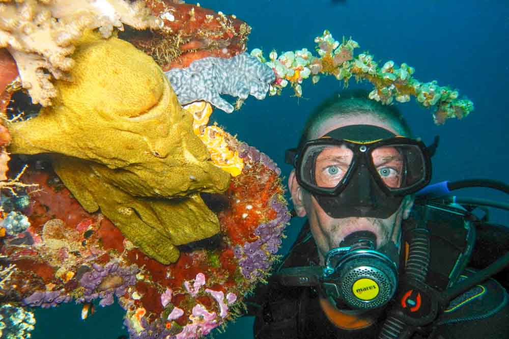 Olivier Nelis together with a Giant Frogfish